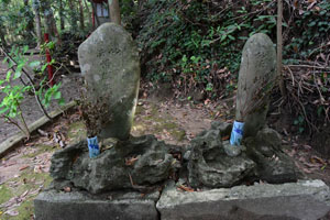 阿多羅経神社二人の律宗僧のお墓
