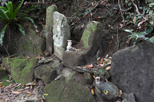 阿多羅経神社墓石