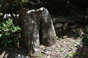 廣濱神社境内の石塔