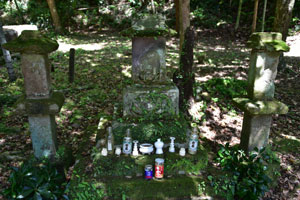 河内神社日悦上人の墓石