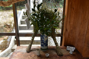 木原神社祭壇のシュエイ筒