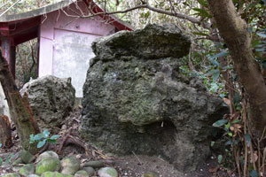 宮松原神社塚の後方にある自然石