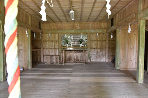 下中八幡神社拝殿の内部