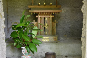 滝口神社境内の本堂の中の祠