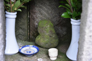 竹崎のエビス本堂の中の祭壇及び自然石