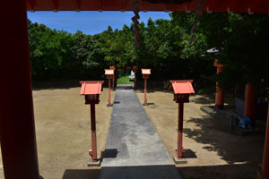 浜津脇熊野神社拝殿前から鳥居方向を撮影したもの