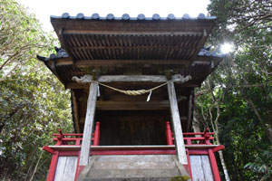 梶潟塩釜神社正面から撮影した神殿