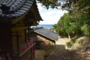 梶潟塩釜神社神殿横から神社風景写真