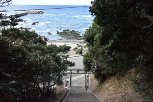 梶潟塩釜神社参拝道の階段から海を撮影した風景
