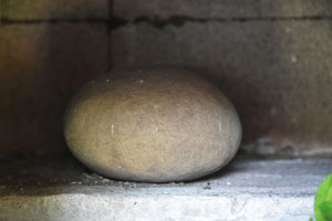 熊野のエビス祠の中の自然石