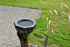 湊塩釜神社前にある手水鉢