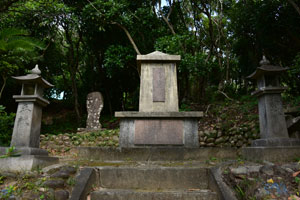 諏訪神社境内の慰霊塔