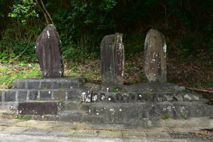 諏訪神社入口にある記念碑