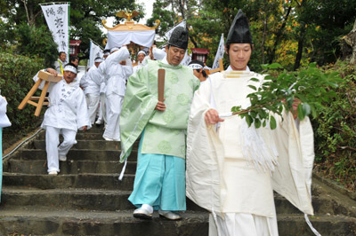熊野神社を後にする神幸行列