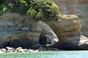 黒瀬ノ鼻付近海岸浸食された洞穴2009年8月29日