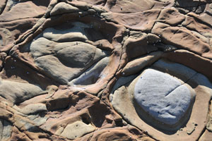 久保田海岸の四角形の複雑な模様の浸食岩