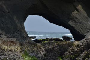 鉄浜海岸洞穴のある沖合いの岩屋風景2019年4月21日