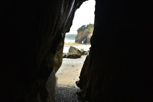 鉄浜海岸沖合岩屋の洞穴風景2019年4月21日