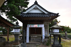 神社拝殿入口の灯籠