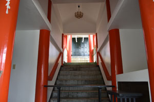 納官神社神殿に通じる階段