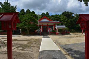 納官神社参拝道から撮影した拝殿