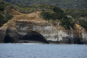 鉄浜海岸の洞穴