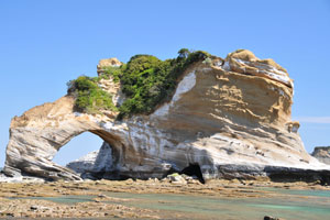 浜田海岸洞穴のある岩屋