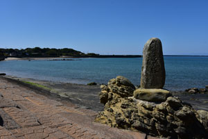 海岸にある日典上人の供養碑