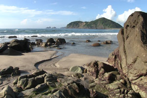 乗浜海岸大小の石や低い瀬が存在