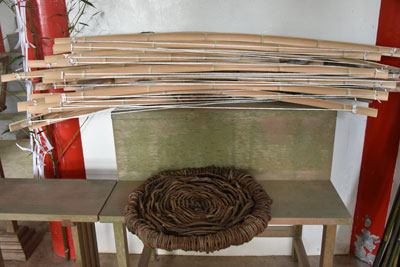 神社拝殿内に置かれた手作りの弓、クズで作った輪
