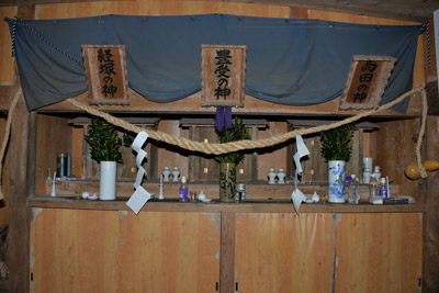 向田神社の神棚