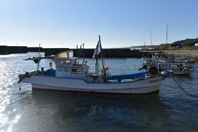 大漁旗をつけた漁船