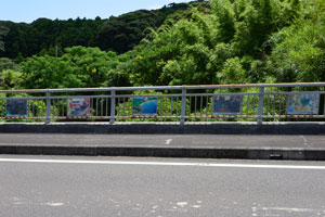 河内橋に掲示されている児童の描いた絵画