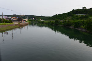 高浜橋から上流側を撮影した甲女川