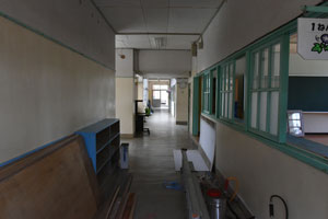 西野小学校旧校舎の1年教室前廊下