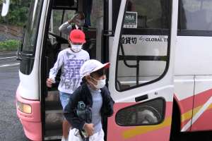 バスから降りる