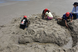砂浜での砂遊び