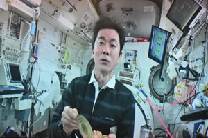 宇宙飛行士が宇宙食を食べているビデオ