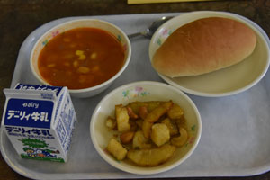 コッペパン、野菜のケチャップ煮、ポテトのカレー粉フライ、牛乳