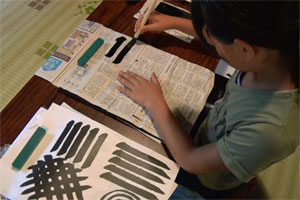 新聞紙で練習する児童
