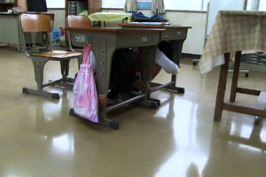 地震発生直後の1・2年生の教室