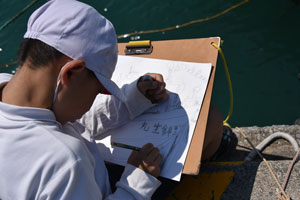 田之脇港で漁船を描く児童