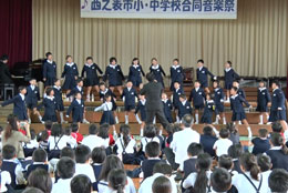 現和小学校1〜4年生による合唱