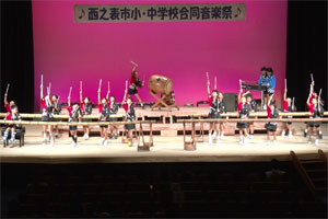 国上小学校竹太鼓の演奏
