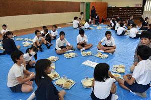 住吉小学校と本城小学校6年生との給食会