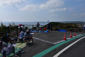 恵美之江展望公園打ち上げを待つ観光客