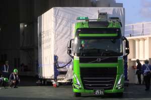 �q���{�̂�ύڂ�����^�g���[���[�̗��g��