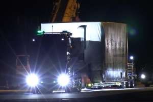 �q���{�̂�ύڂ�����^�g���[���[�̏o��