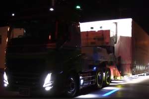 �㒆�����_��ʉ߂���q���{�̂�ύڂ�����^�g���[���[