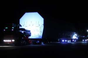 1�i�ڃ��P�b�g�@�̃R���e�i��ύڂ�����^�g���[���[